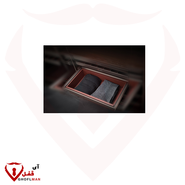 سلة جلدية للسكك الحديدية داخل خزانة ملابس Fantoni
